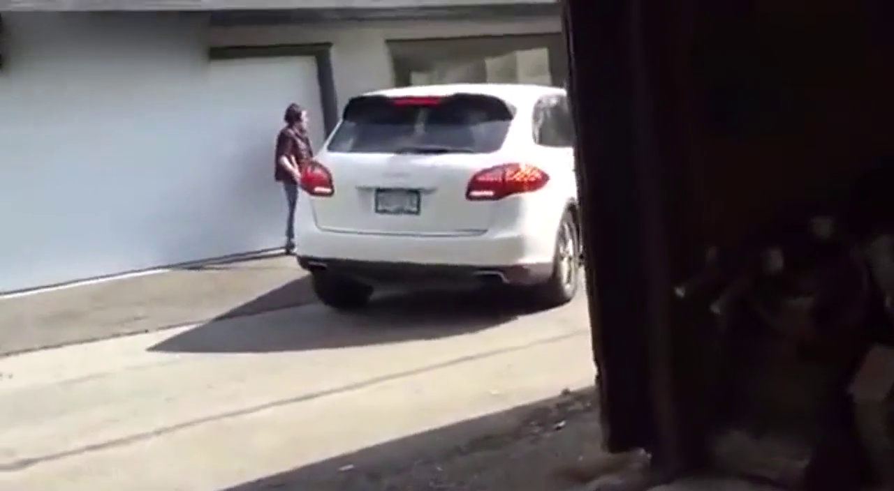 保时捷跑车这样子停进车库，过程狠艰辛，目的已达成！