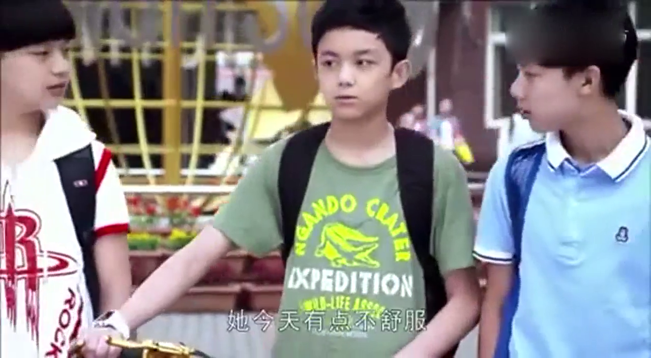 爸爸开上超级跑车炫富 接孩子放学 旁人看到都被吓倒了