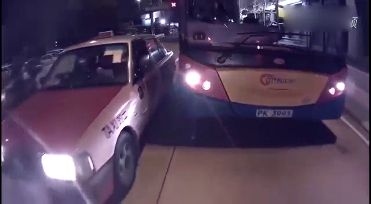 谁更猛？实拍出租车和公交车互相斗气