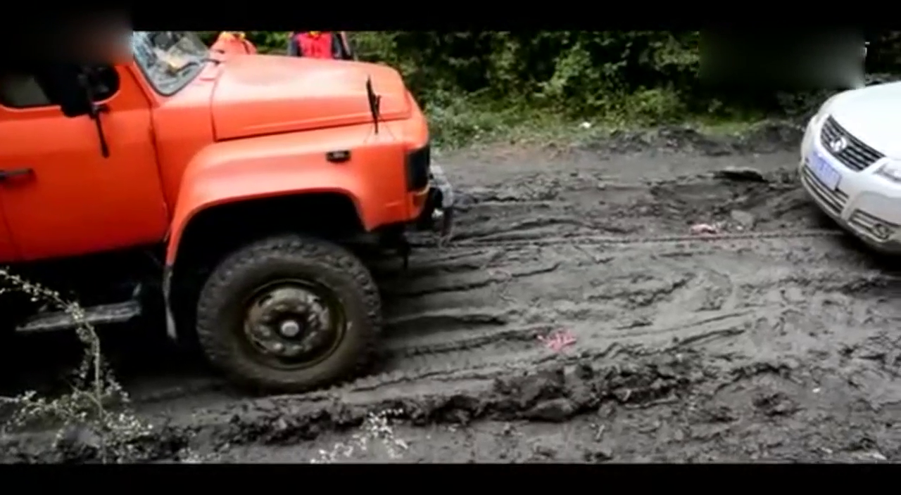 牛背山上皮卡车都需要货车来救援了