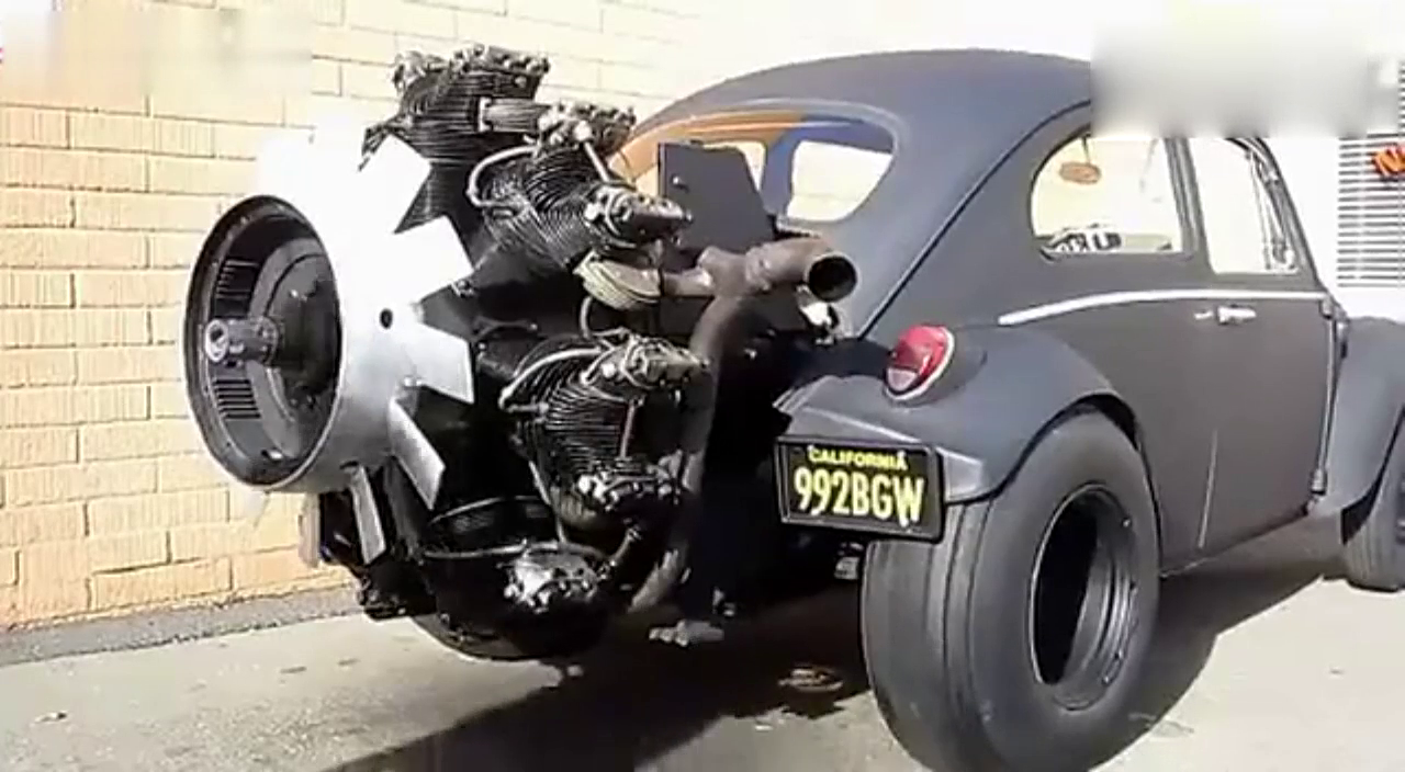 让交警瞬间崩溃的改装车，想必浓烟滚滚