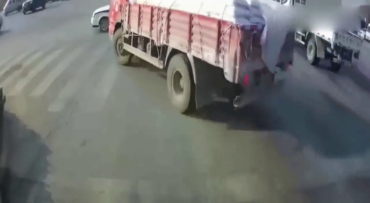 多亏了大卡车猛踩刹车急打方向，救下了一车的交警叔叔