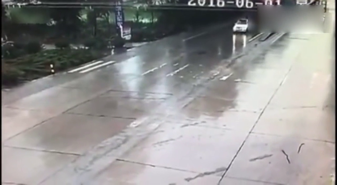 高速出口处，白色奔驰被后面的大卡车压成渣渣，场面太悲催