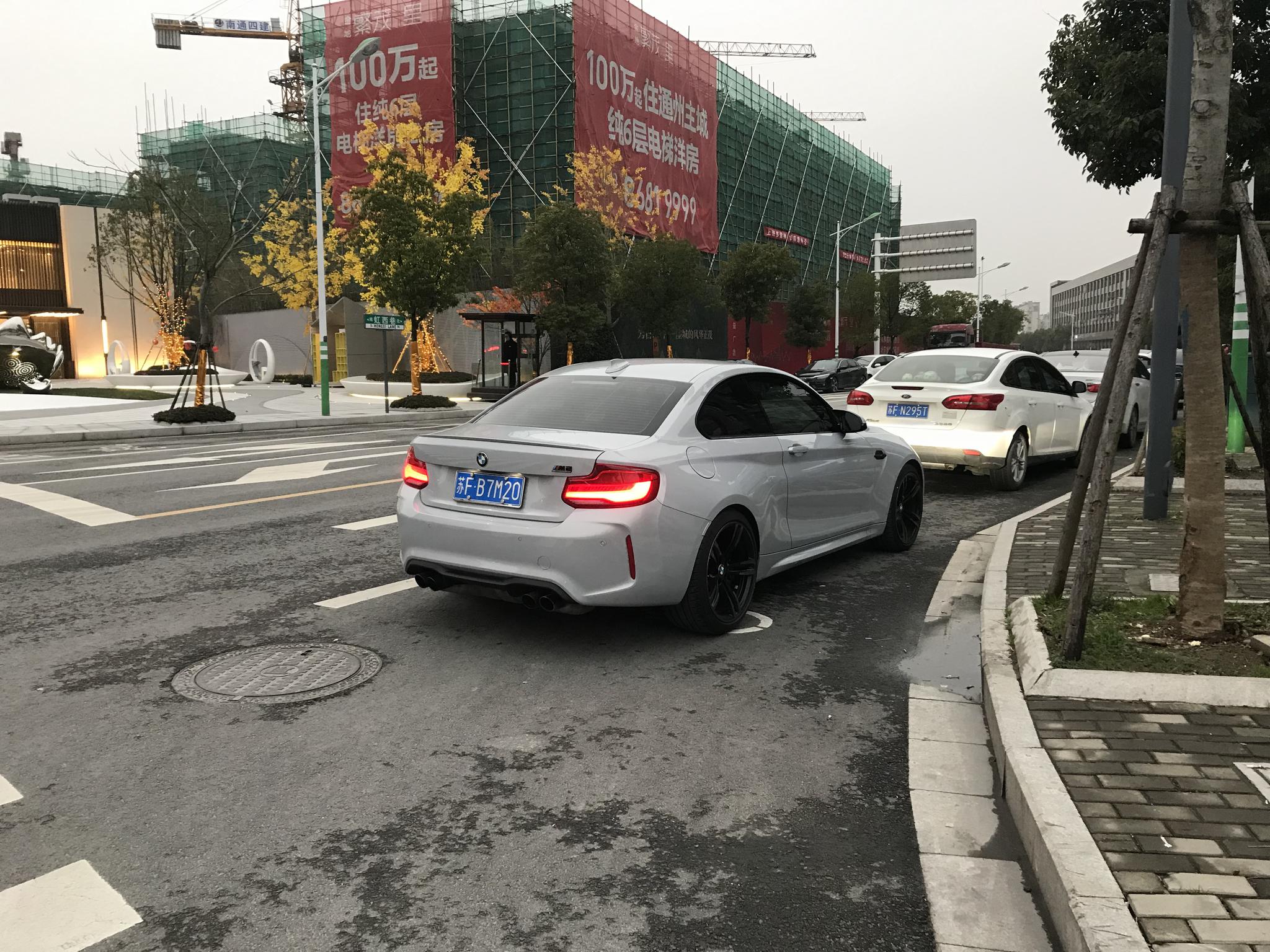 南通虹西巷实拍宝马M2,车牌也是M2!