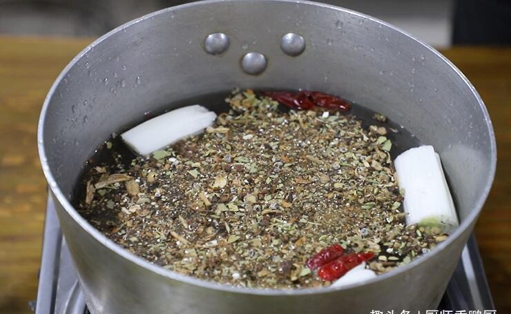 猪蹄的正确做法,脆皮酥香,肥而不腻,两个猪蹄不够吃