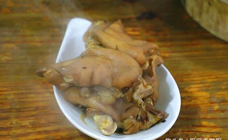 猪蹄的正确做法,脆皮酥香,肥而不腻,两个猪蹄不够吃