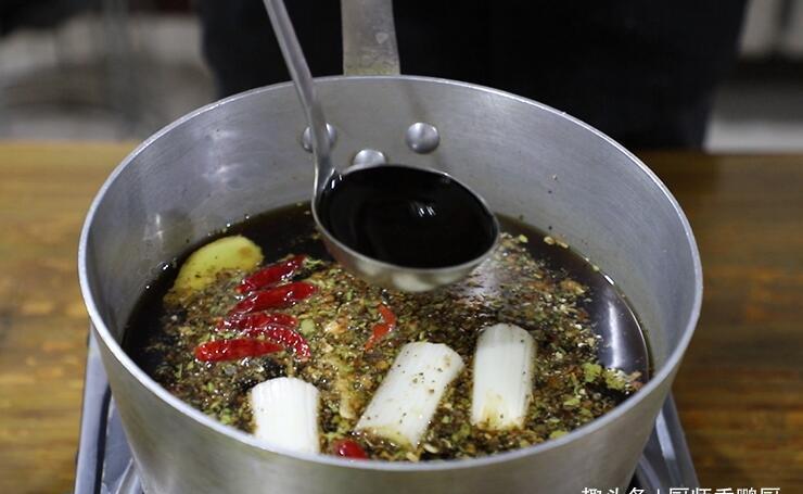 猪蹄的正确做法,脆皮酥香,肥而不腻,两个猪蹄不够吃