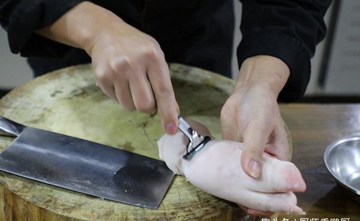 猪蹄的正确做法,脆皮酥香,肥而不腻,两个猪蹄不够吃