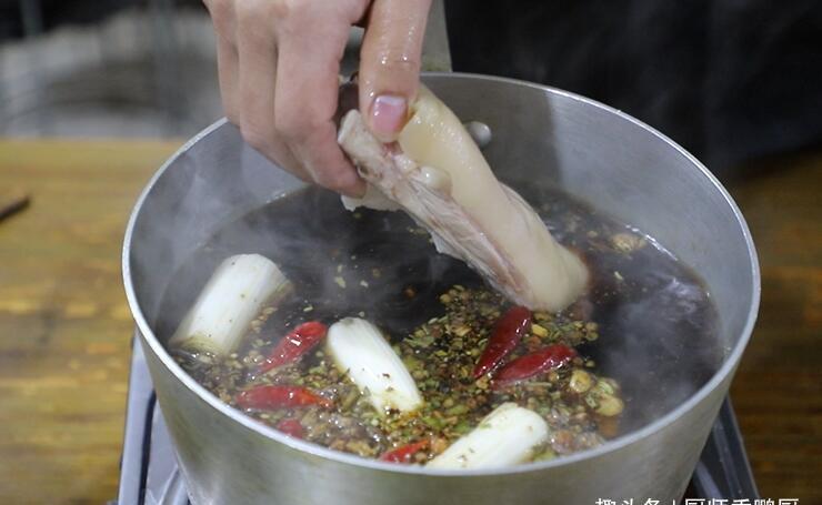 猪蹄的正确做法,脆皮酥香,肥而不腻,两个猪蹄不够吃