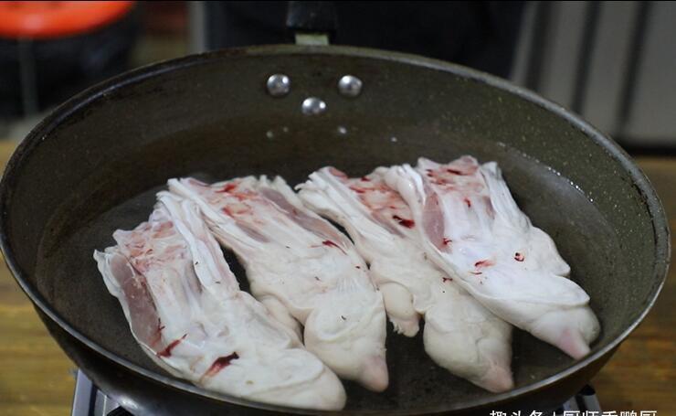 猪蹄的正确做法,脆皮酥香,肥而不腻,两个猪蹄不够吃