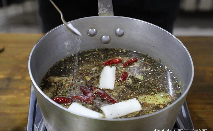 猪蹄的正确做法,脆皮酥香,肥而不腻,两个猪蹄不够吃