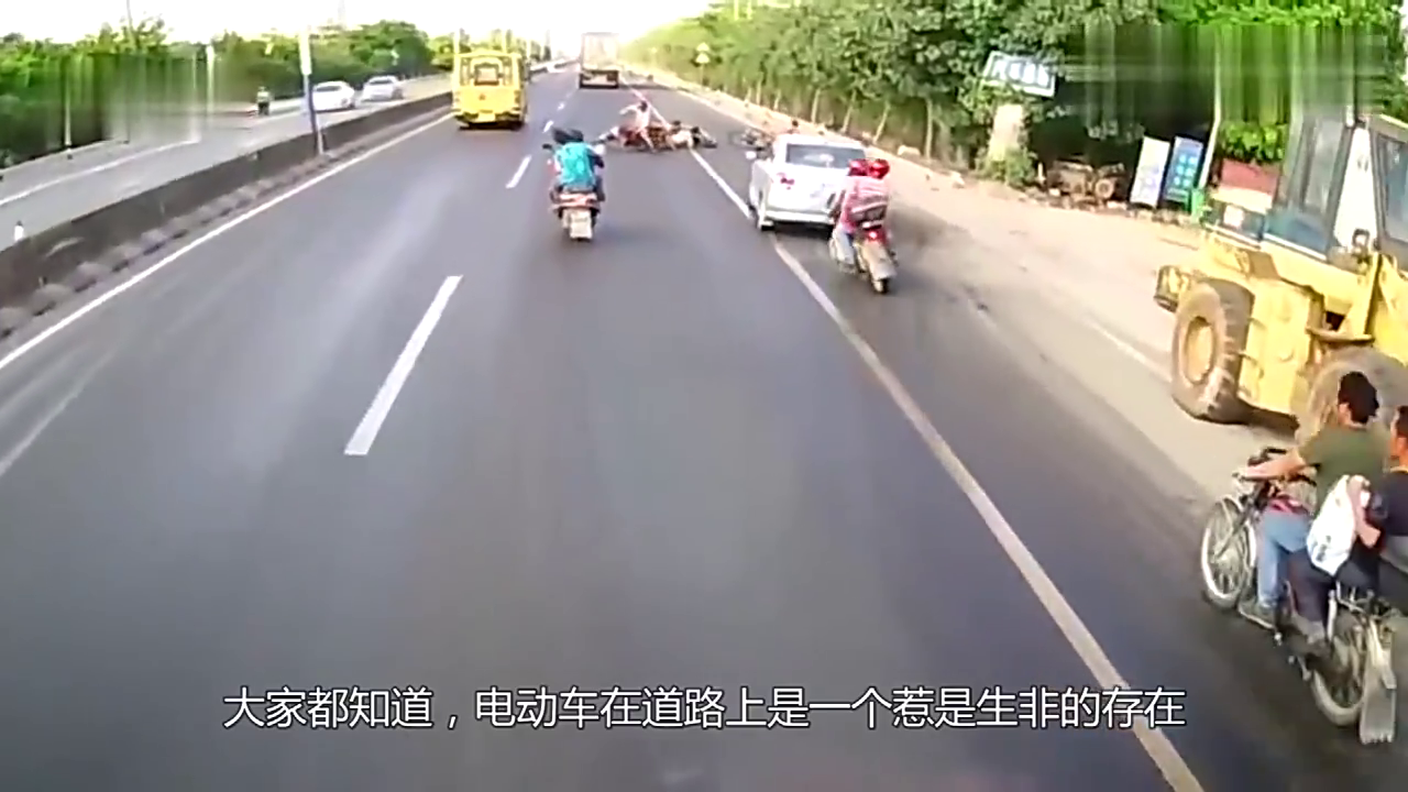 电动车女子不怕死逆行，下一秒被死神选中，监控画面太惨烈！