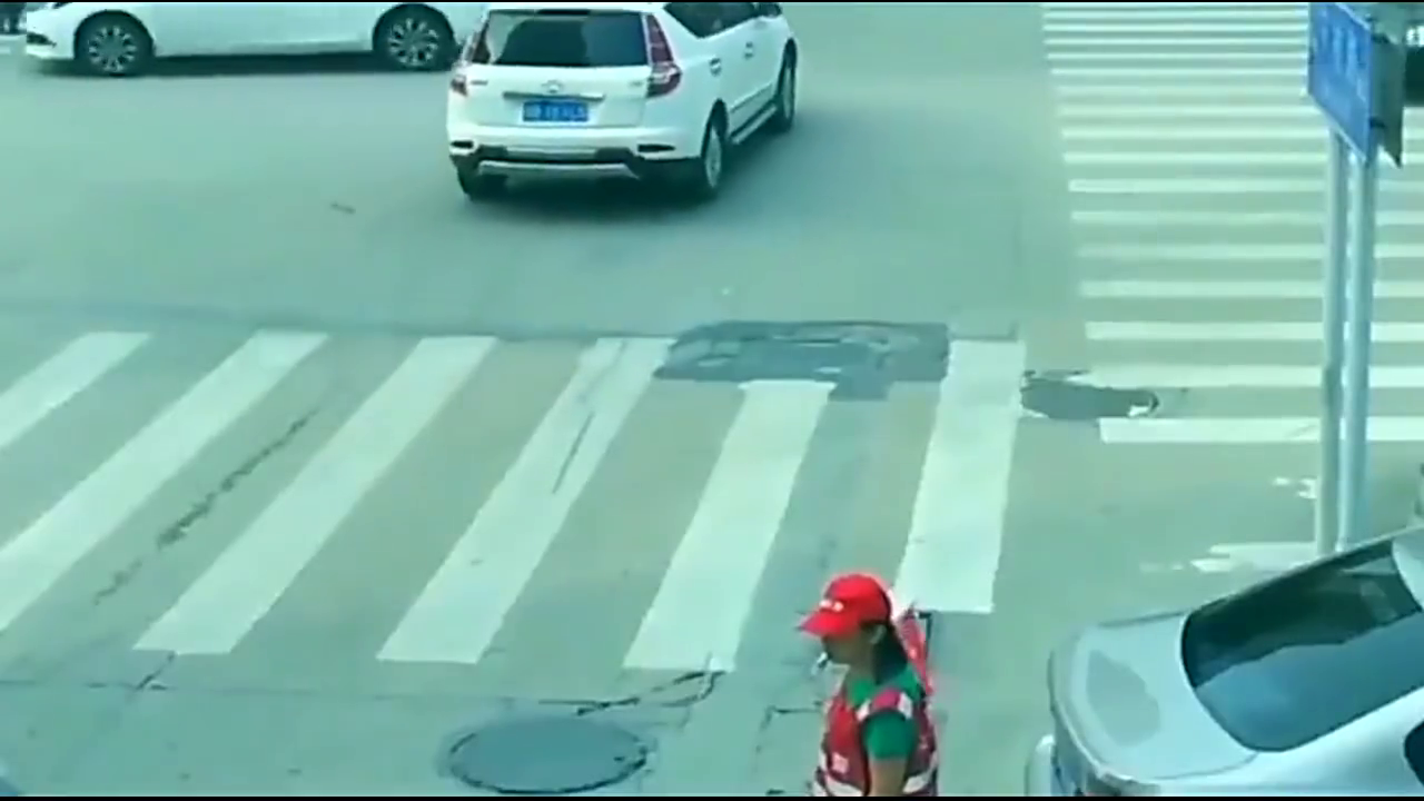 电动车和水泥罐车抢道，不料报应来得太快，监控拍下悲惨一幕