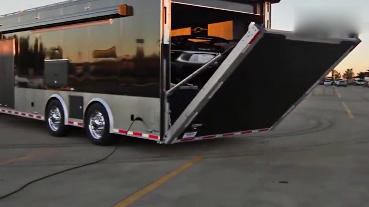 豪华版运输车打开的那一瞬间，让你见识见识啥叫超级跑车！