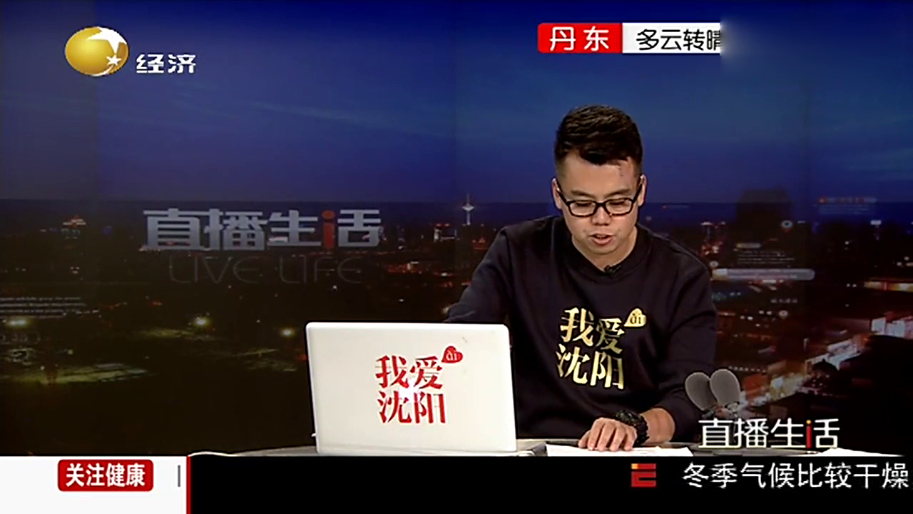 货车撞倒电动车有人受伤