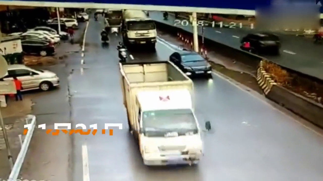 龙川东江一男子骑电动车被面包车撞到 后遭碾压身亡