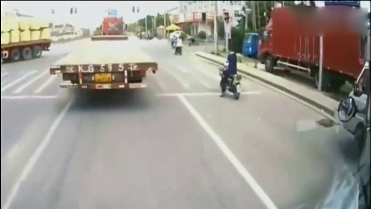 大托盘车刚要转弯，突然不对劲，女子扔下电动车赶紧跑