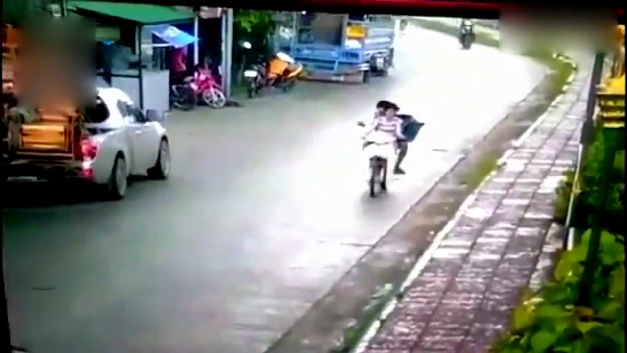 女子打伞骑电动车，突然不对劲已经来不及反应，下一幕看的太揪心