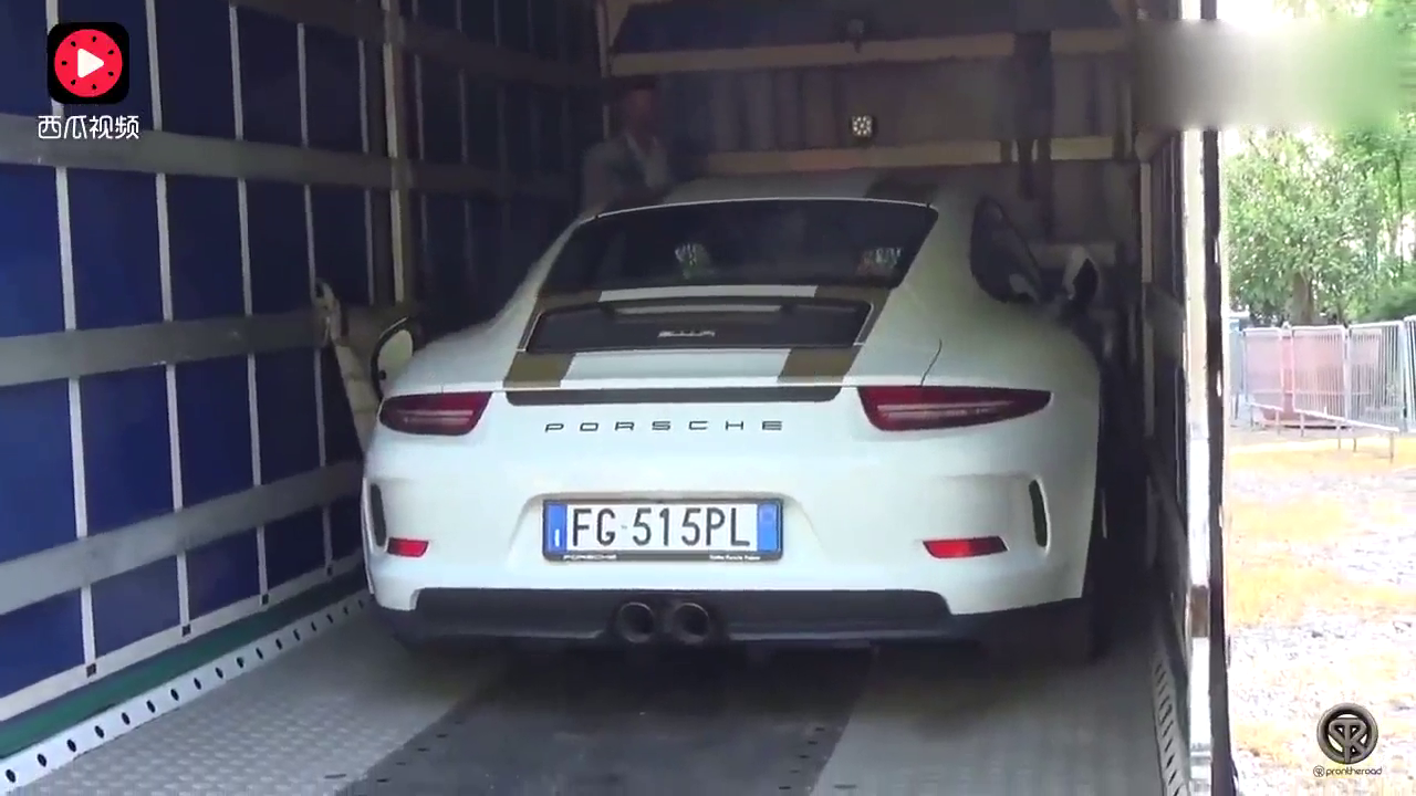两百万的保时捷跑车刚刚到货，3秒钟后霸气才刚刚开始！