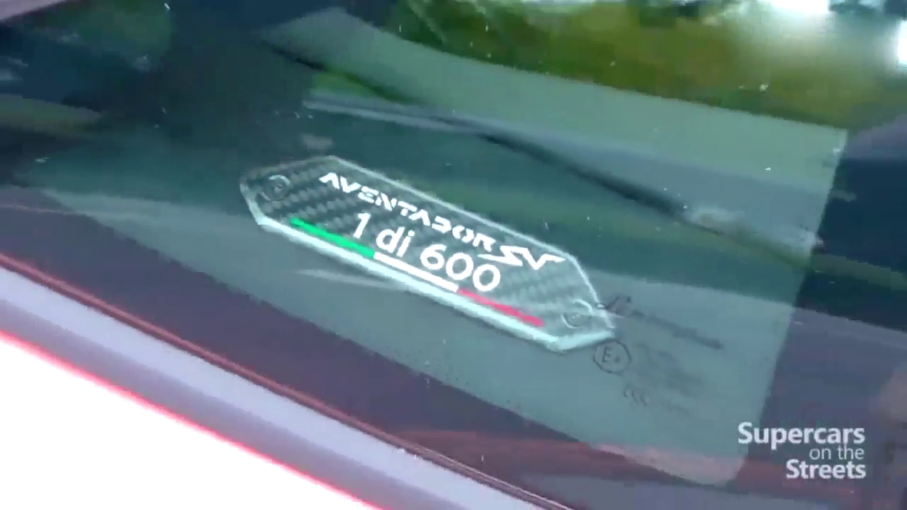 伦敦街头，同时出现鲜艳的超级跑车，多达10款