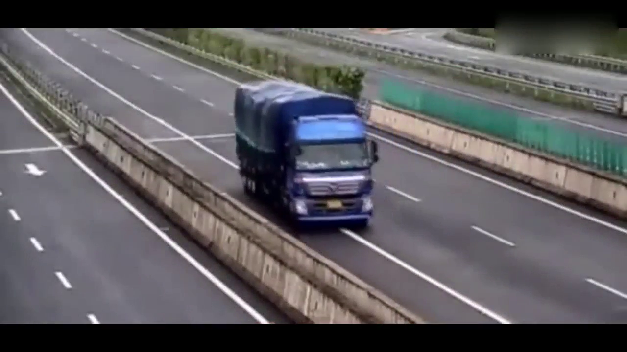 传说中的卡车倒车蛇皮走位！庆幸的是这次他没出事故