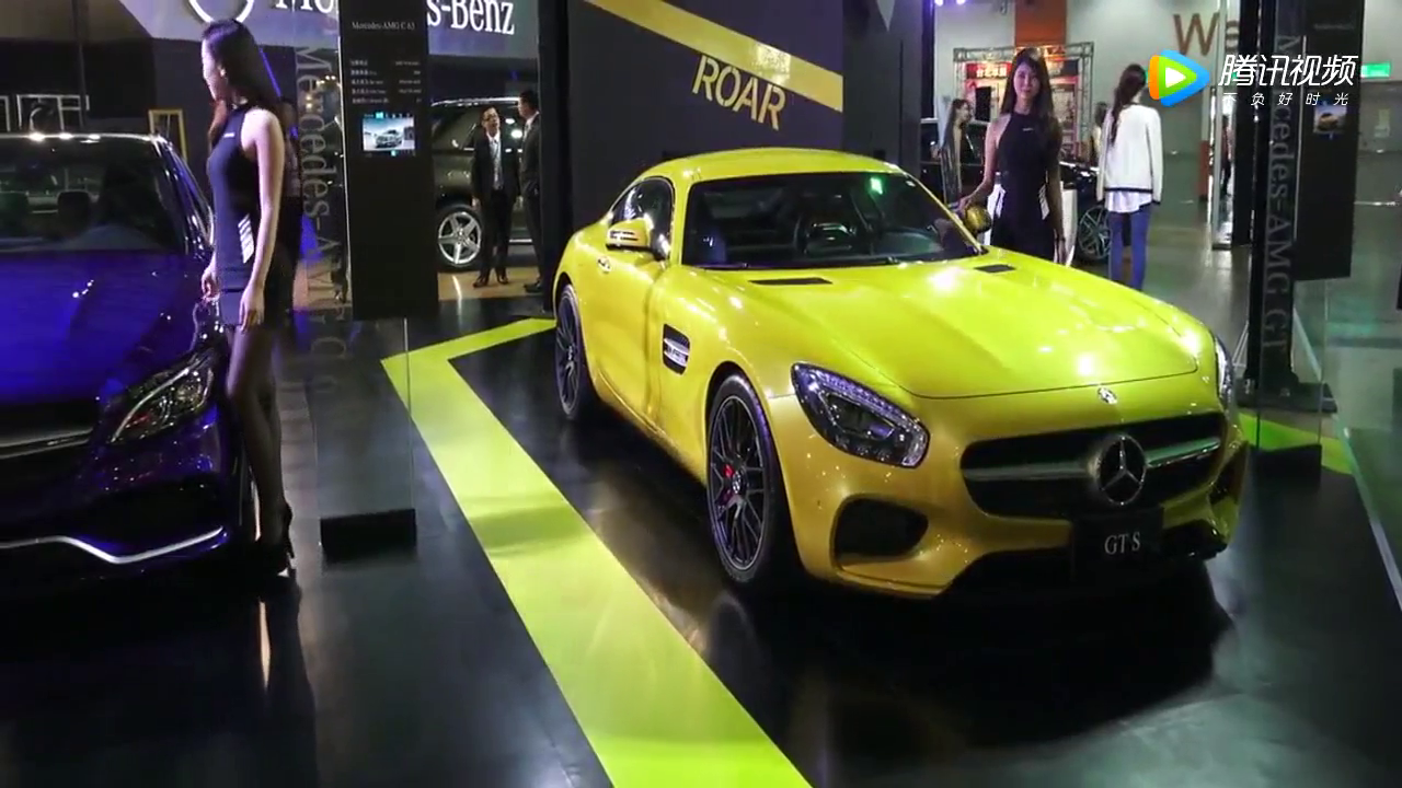 奔驰豪华车展亮相 车模也很有气质！