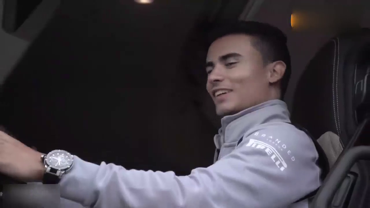 大货车有多难开，F1专业赛车手开奔驰卡车居然手忙脚乱