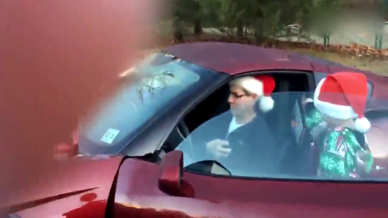 家里新添了一辆克尔维特跑车 萌娃都笑了！