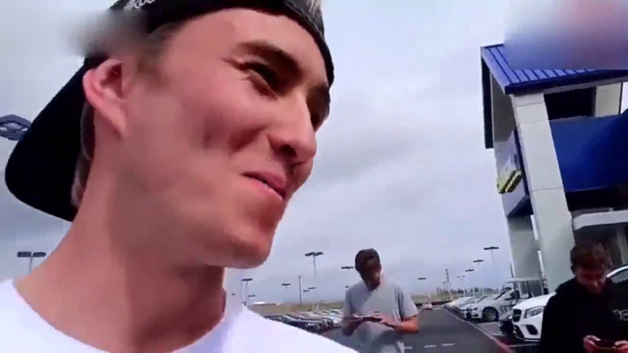 儿子偷偷买了辆五菱跑车 开回家时老爸懵圈了！