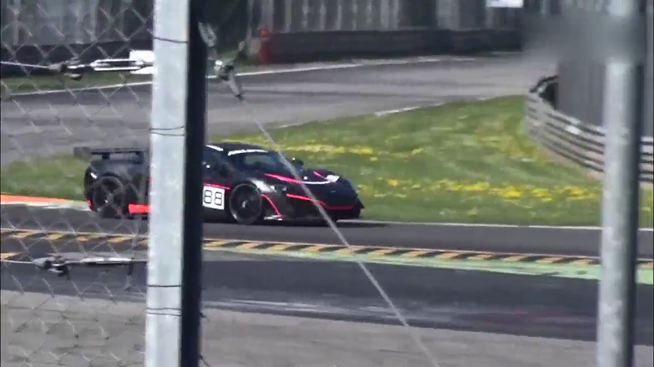 迈凯伦超级跑车最帅气的甩尾停车，看完就知道性能暴徒有多厉害