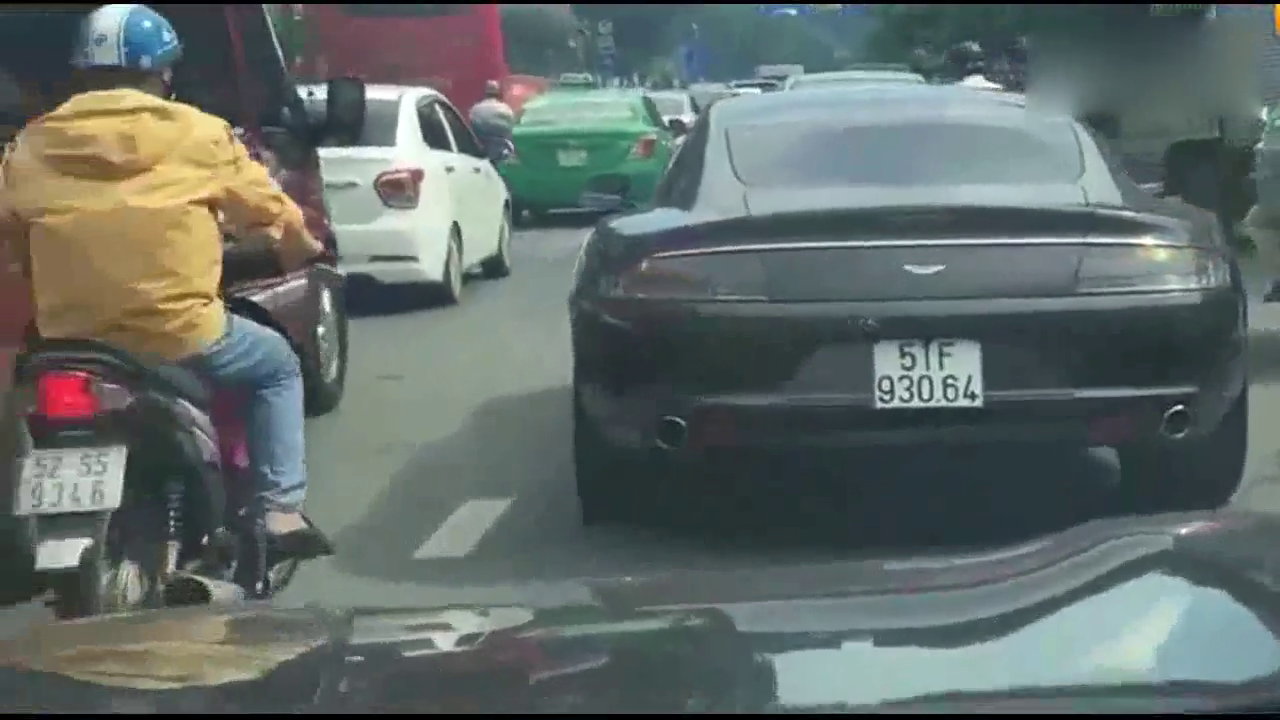 路遇最新款的阿斯顿马丁跑车, 没有车敢挨得近