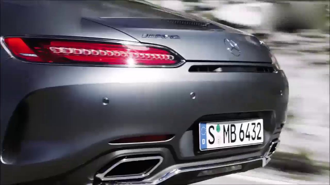 在这条路梅赛德斯迈巴赫S650敞篷车很耀眼