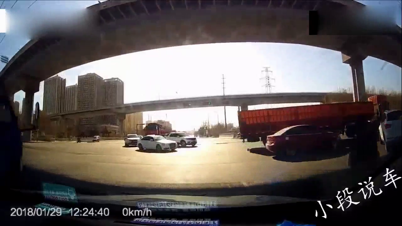 嚣张的出租车，遇见霸气的大货车会怎样，结果太解气了