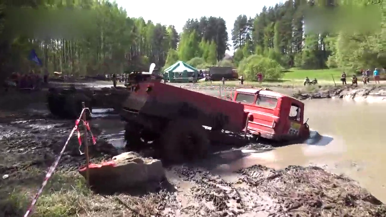 只有改装的卡车敢这么玩，什么牧马人，路虎只能一边看着