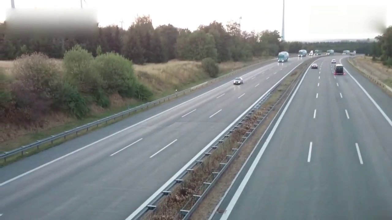 在四辆卡车运输的大型坦克-重型运输