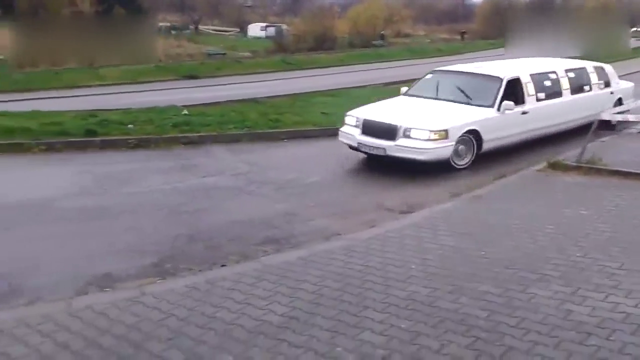 太佩服了，加长豪华车真敢玩，能飞还能甩尾