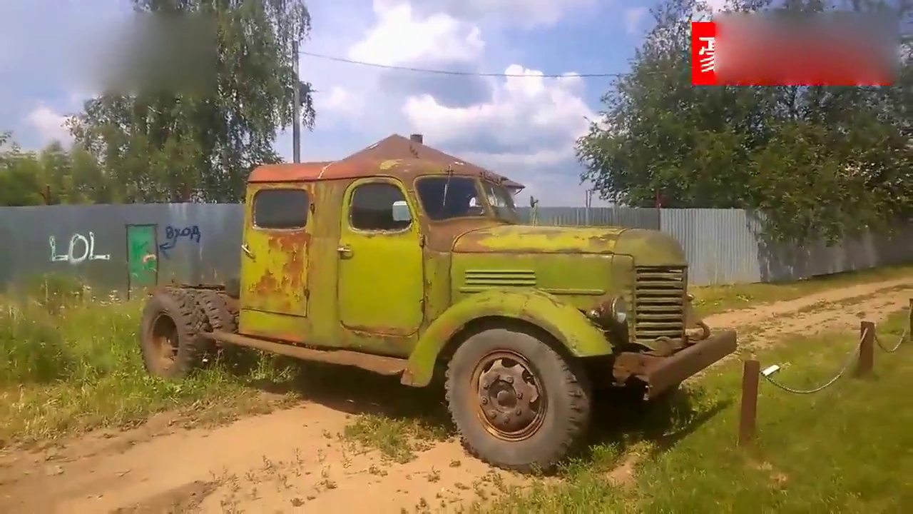 卡车熄火后，小伙准备再次启动，这启动方式累的小伙满头大汗