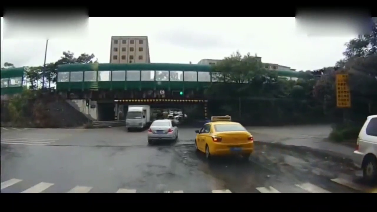 大货车闯红灯小货车撞翻，出租车有幸躲过一劫