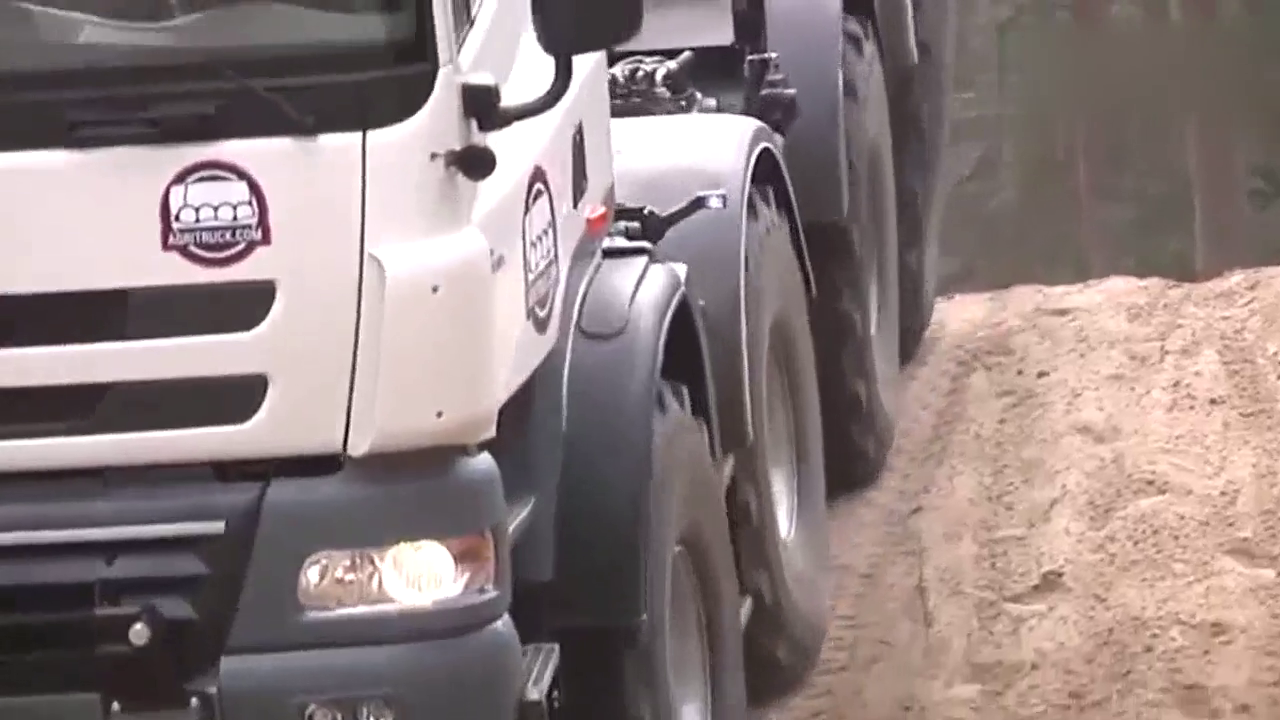 太脱拉四轴卡车，空车看着挺帅的，不知道满载的情况如何？