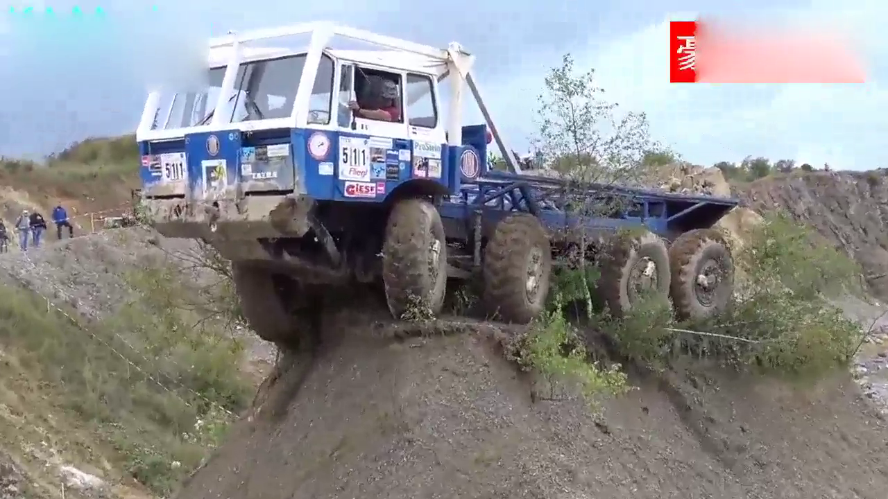 奔驰8×8全地形卡车测试越野能力，下坡的那一刻尴尬了