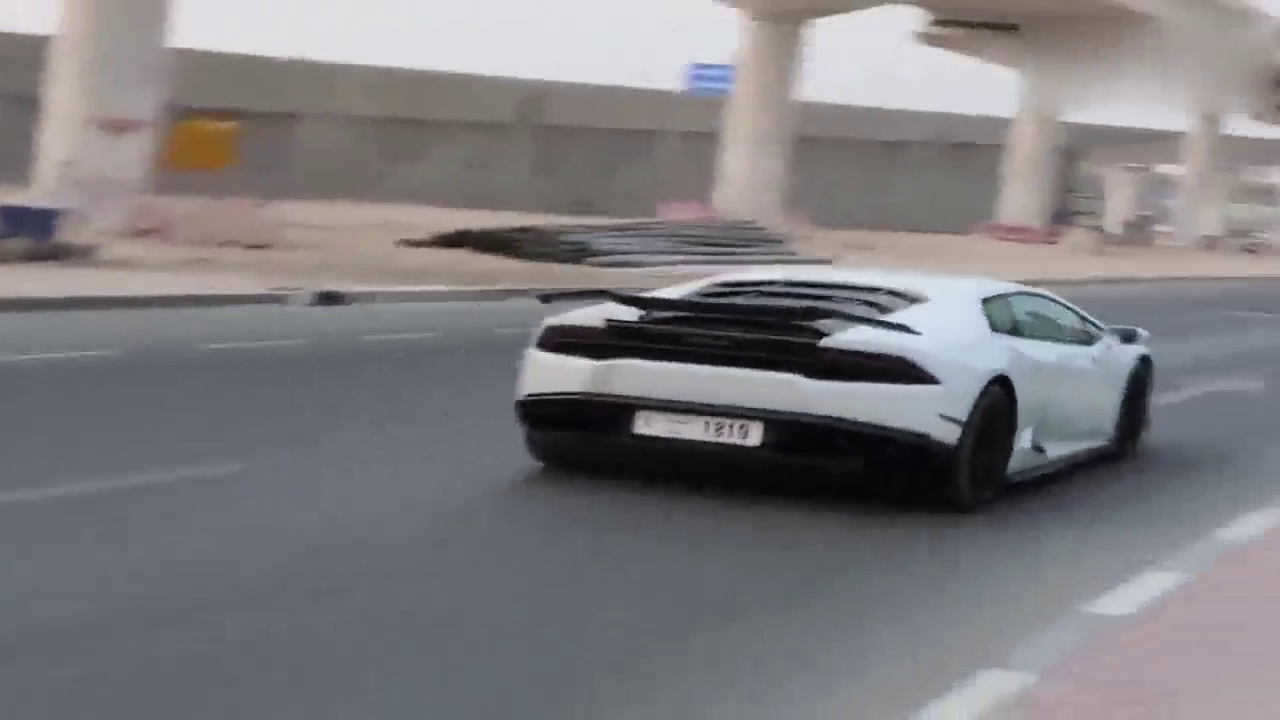 小伙去买1500万的阿波罗跑车，上车的那一刻才是尴尬的开始！