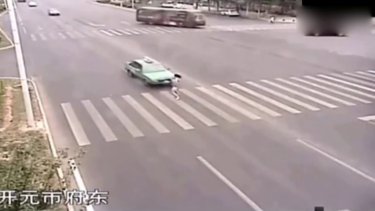 早已看到出租车向她撞来，却还是没逃掉这一幕的发生！