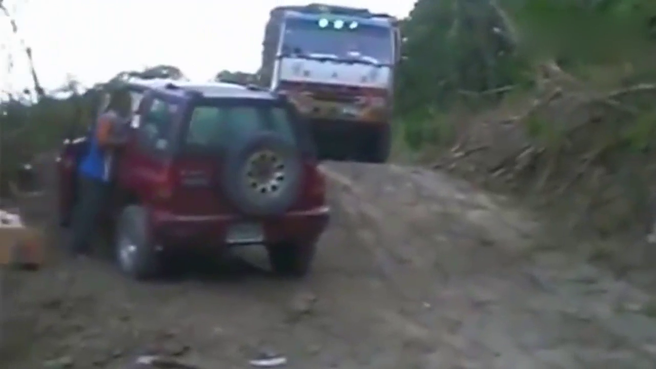 最佳伐木卡车司机过危险弯道