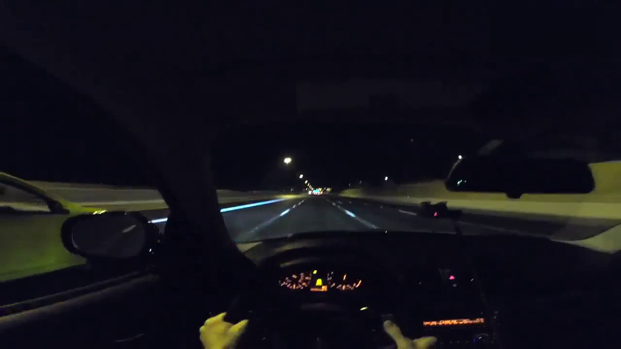 太疯狂了！两辆性能车深夜公路比加速