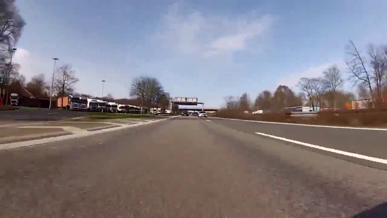 奔驰跑车高速路遇兰博基尼, 接下来就是竞技的画面