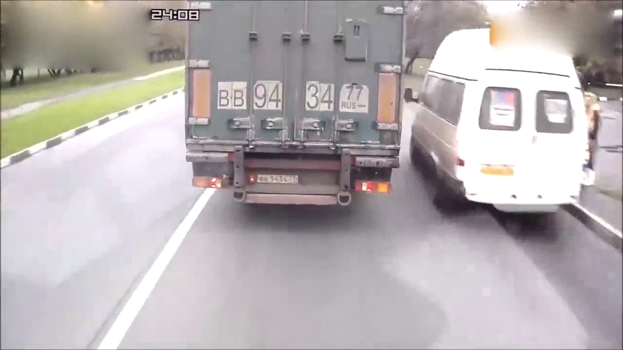 奥迪A6别车竖中指挑衅卡车，卡车司机下车后