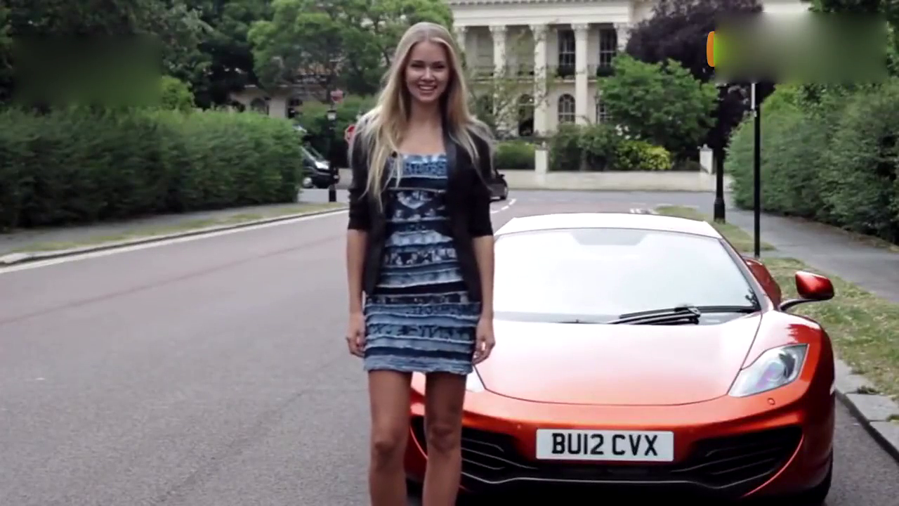 美媚试驾超级跑车，加速度让她尖叫。