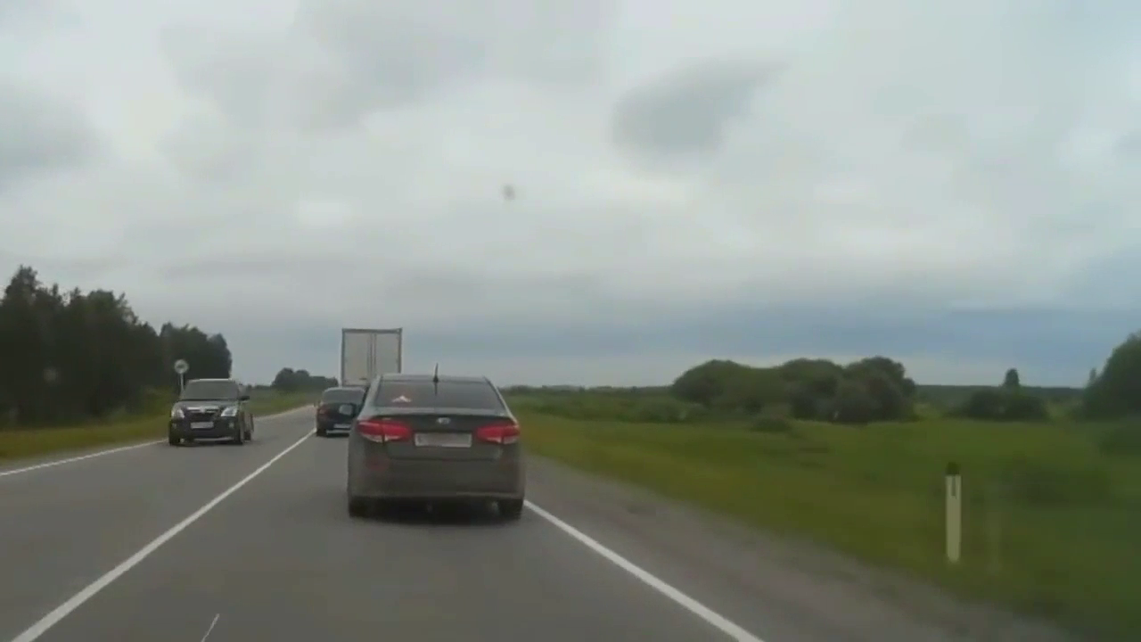 开大卡车的司机都在游离，根本没注意到发生什么