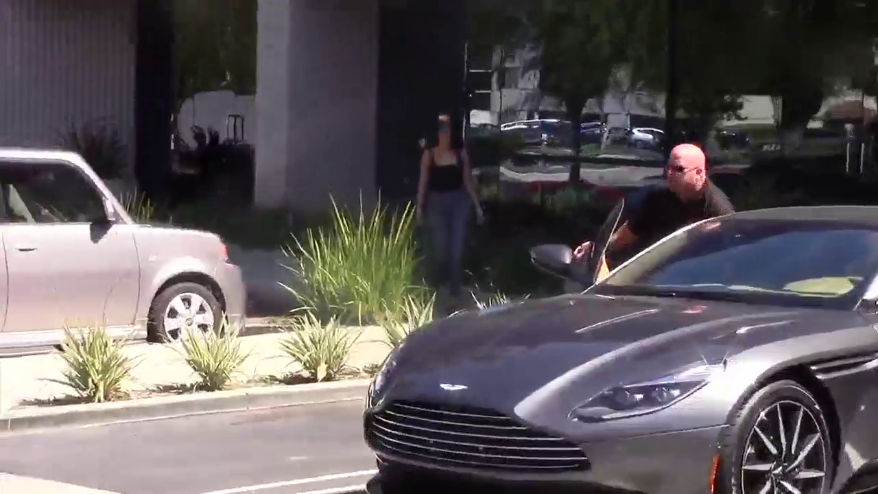 美女打开千万跑车车门的时候，我感受到了什么叫豪气