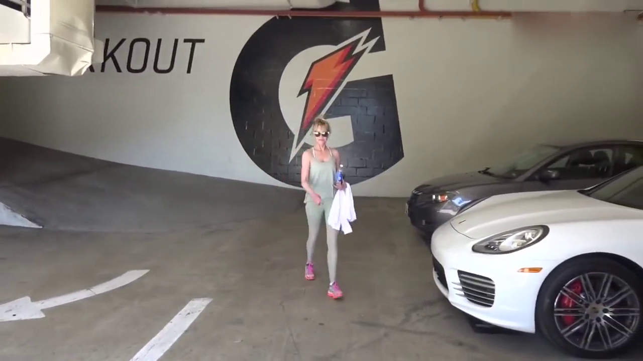 美女从健身房出来启动保时捷跑车的一瞬间，我就被吸引了